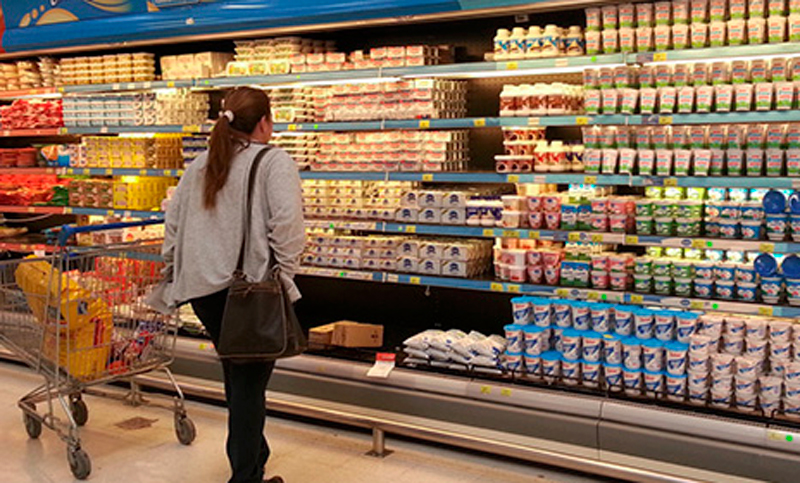 El consumo sigue en caída libre: fuertes bajas en ventas en centros de compra y shoppings, según el Indec