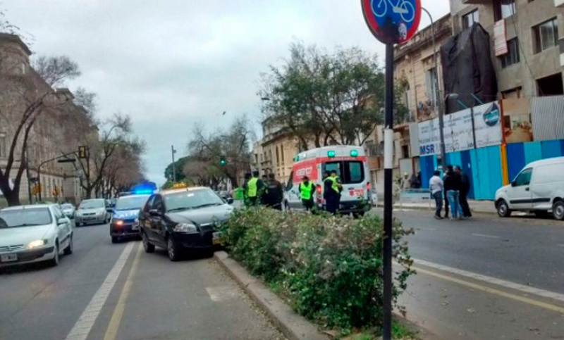 Un taxista se descompensó manejando por Pellegrini y terminó sobre el cantero central