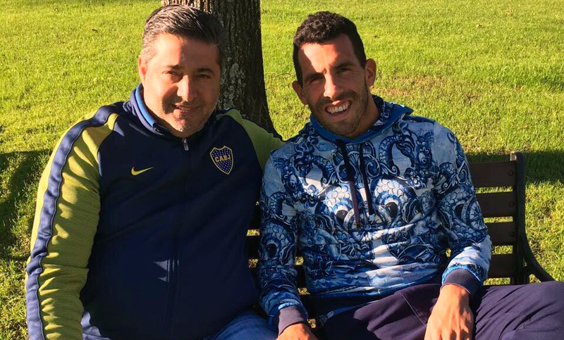 Angelici se reunió con Tévez y aclaró que “por ahora no vuelve”