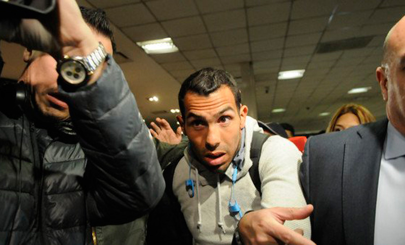 Tevez llegó al país en el medio de los rumores de su vuelta a Boca