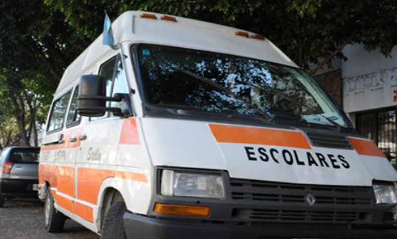 Para evitar un control de tránsito dejó a un grupo de niños en un estacionamiento