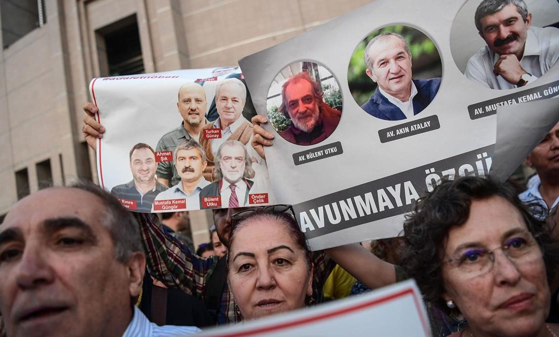 La Justicia turca ordenó detener a 35 periodistas acusados de golpistas