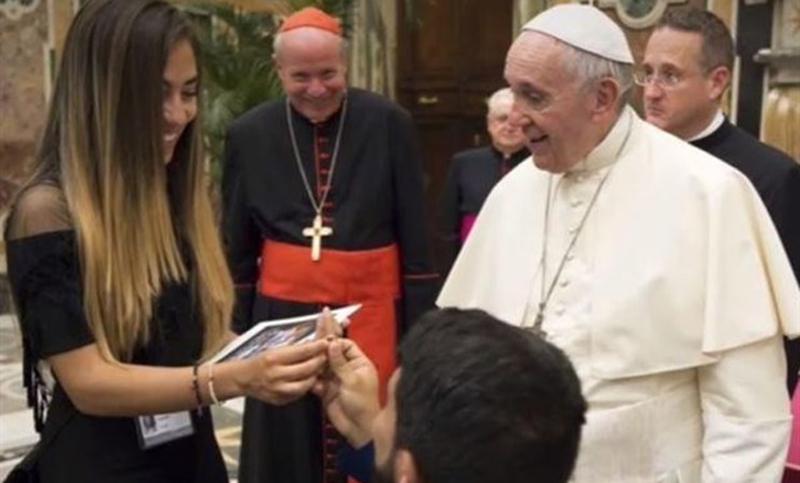 Venezolano pide la mano a su novia ante el Papa Francisco