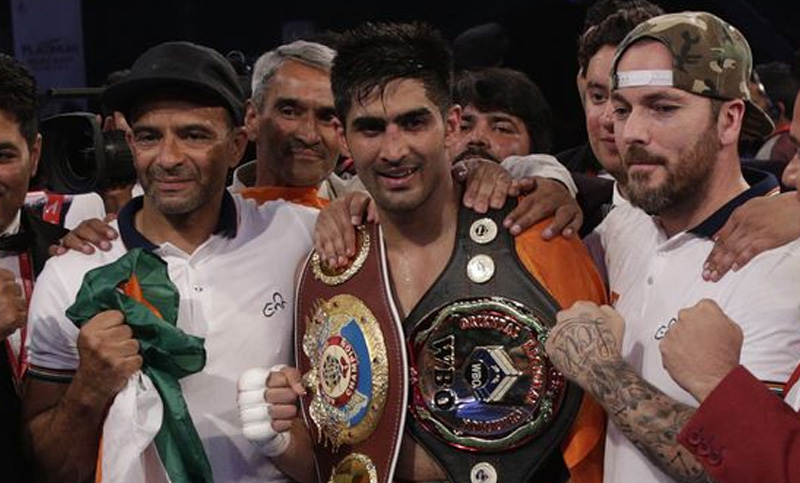 Como gesto de paz, un boxeador indio devolvió el cetro mundial a su rival chino