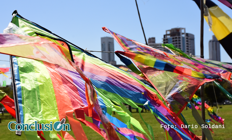 El cielo de Rosario se pinta de colores en una nueva edición del Festival de Barriletes