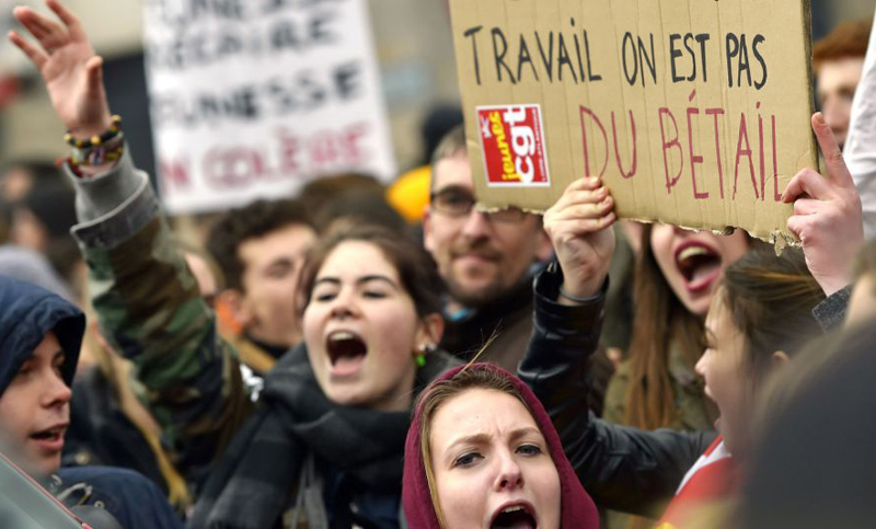 Miles de personas protestan en las calles de Paris contra la reforma de Macron