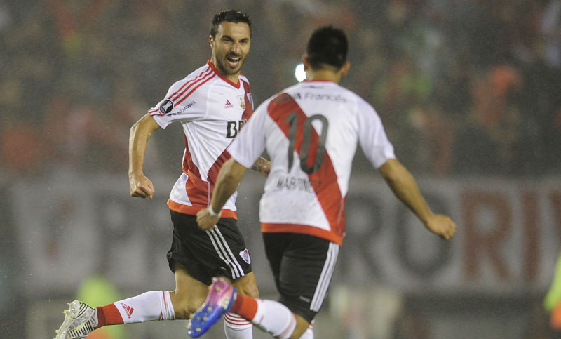 Goleada histórica de River, con cinco goles de Scocco y a semis