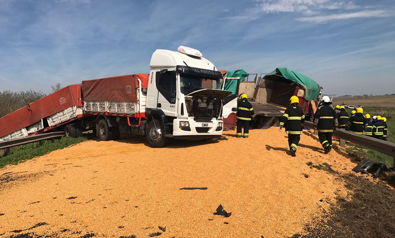 Choque entre dos camiones y un auto en la ruta 33 deja un muerto y dos heridos