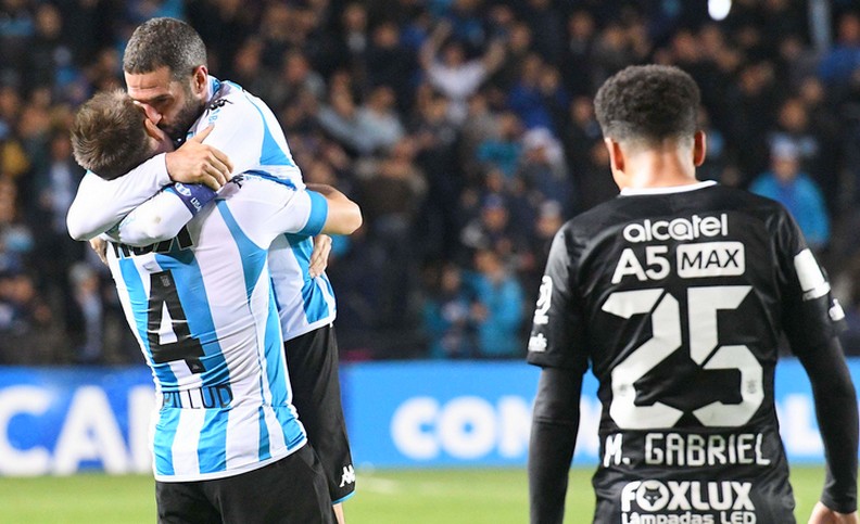 Racing eliminó a Corinthians y se clasificó a cuartos de final