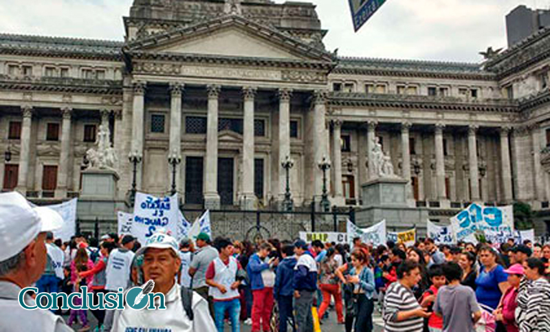 «Estamos acá para reclamarle a Macri lo que prometió en el programa de Mirtha Legrand, pero actualizado»