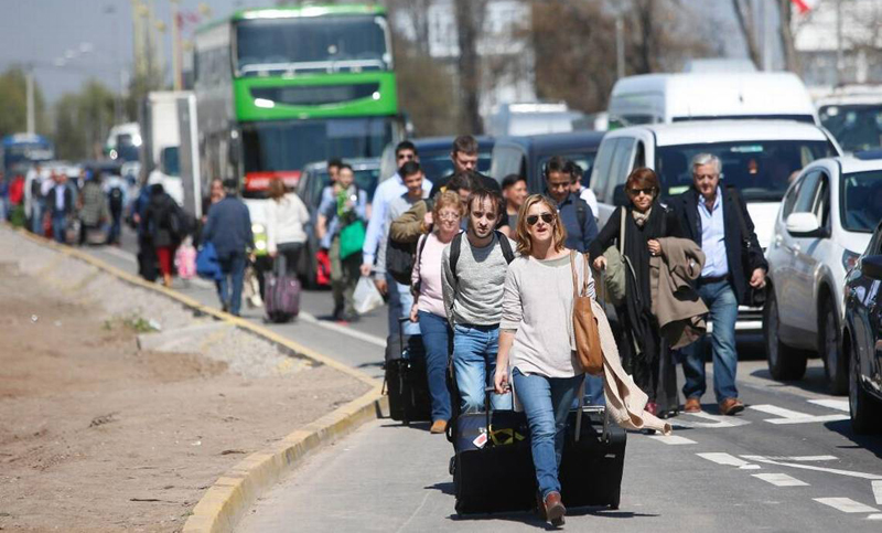 Chile: un turista fallece atrapado en bloqueo por protesta de taxistas contra Uber
