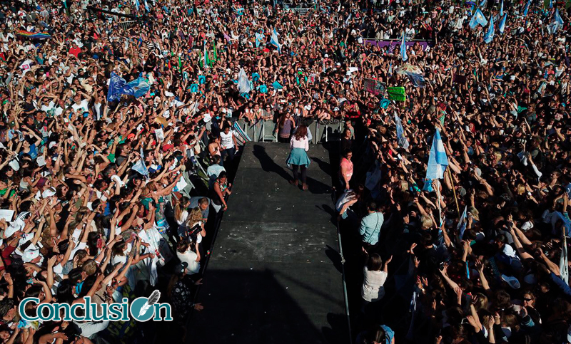 CFK : «Mientras nos hacen bajar la escalera hay otros que van en ascensor»