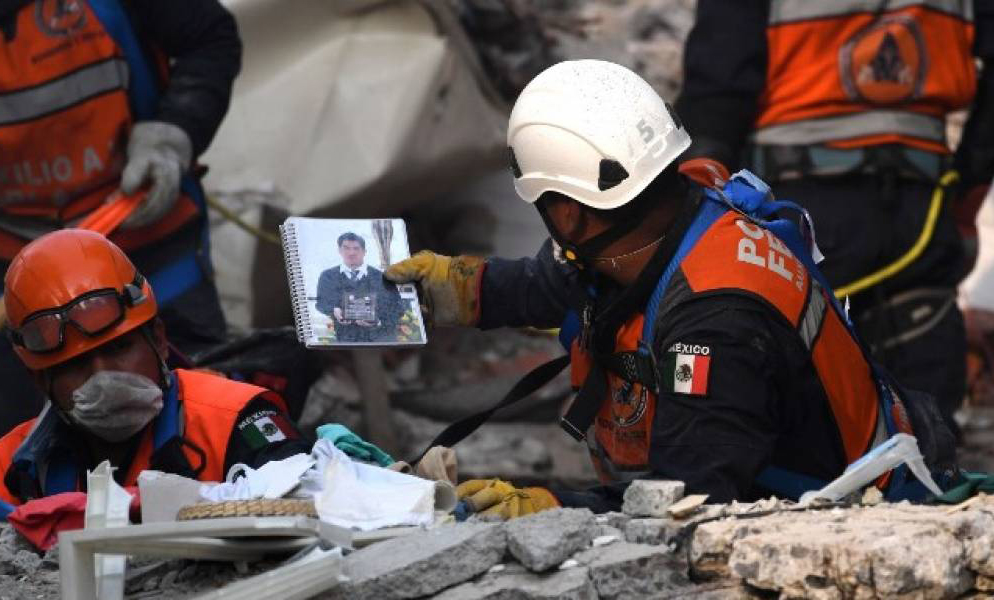 A una semana del sismo en México, hay muestras de agradecimientos, y reclamos