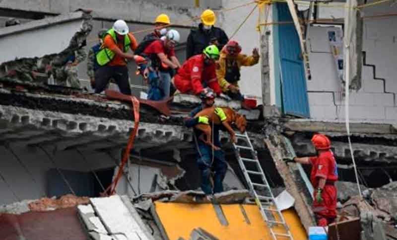 Contra el reloj y el cansancio, sigue el rescate tras terremoto en México