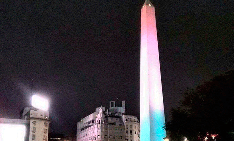 Iluminan el obelisco con los colores de la bandera de México