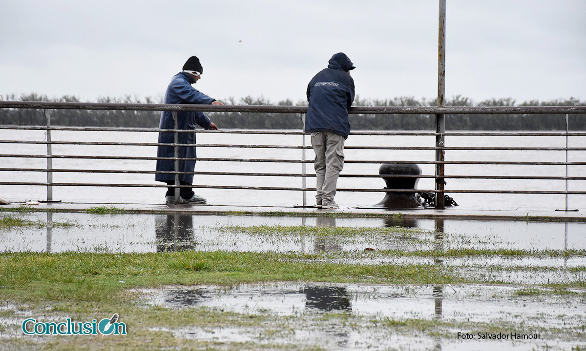 Bajo la lluvia y el intento de lograr buena pesca