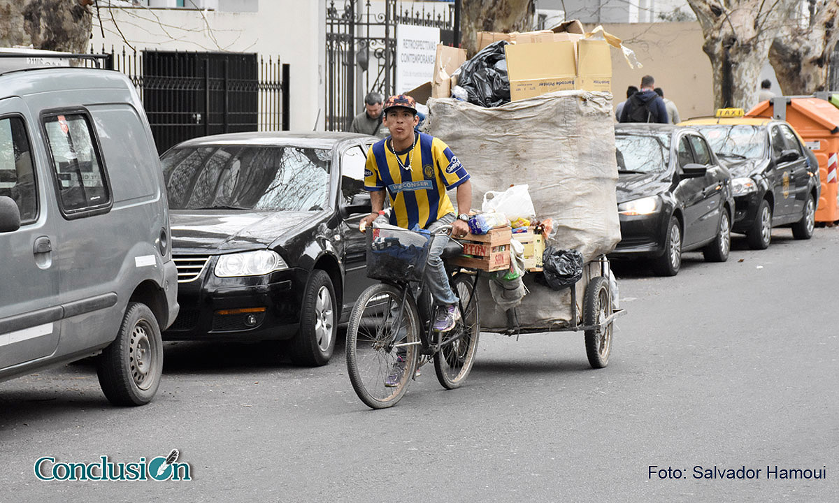 El esfuerzo diario por llevar el pan a su casa
