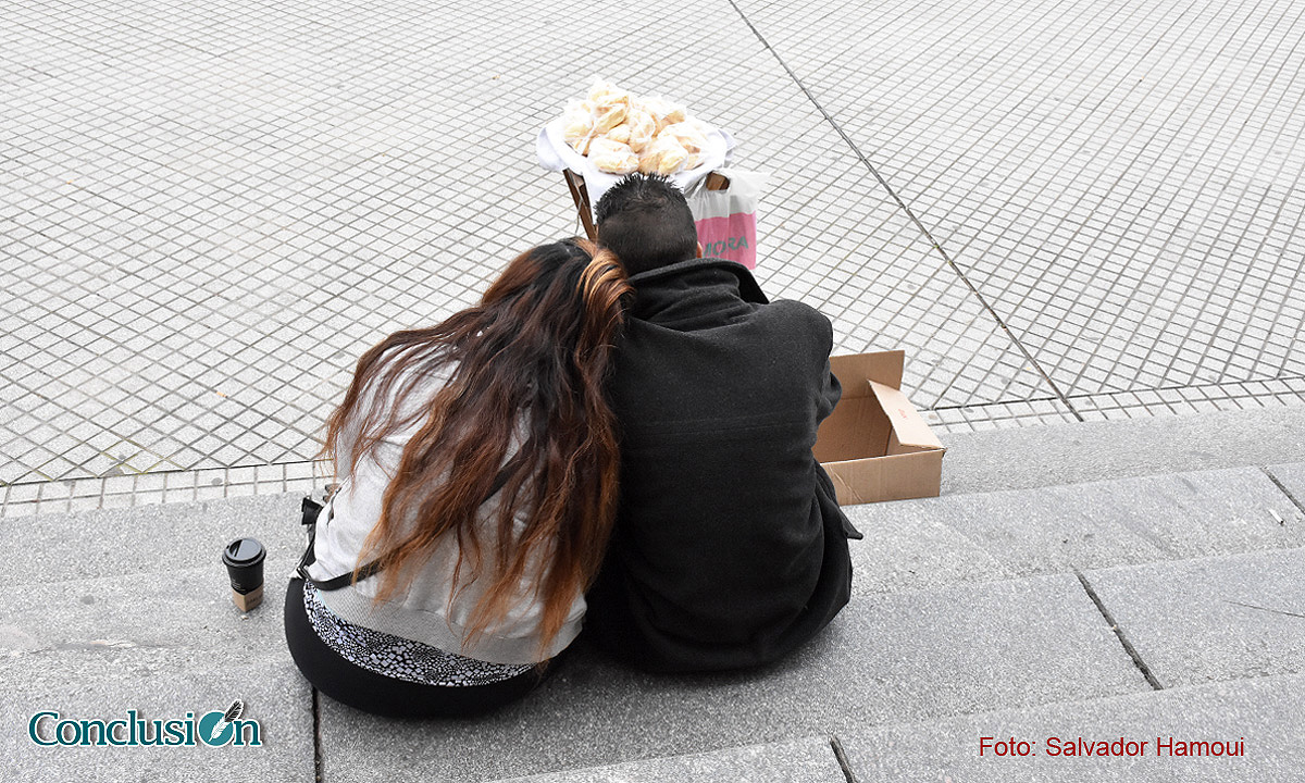 Escalinata de Medicina, entre mimos y arrumacos los chipas esperan por sus clientes