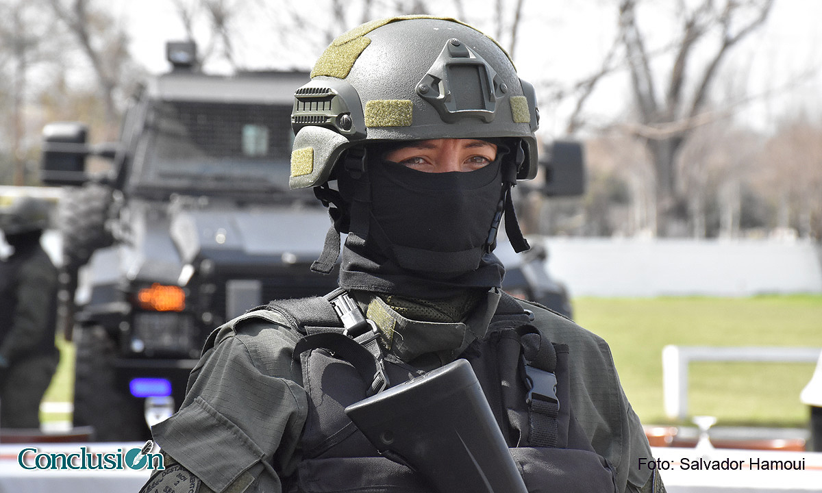 Una mirada femenina detrás del uniforme