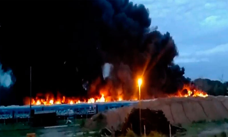 Voraz incendio afecta a vagones de la línea Mitre en la estación Migueletes