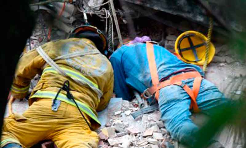 Sin tregua, México busca desenterrar sobrevivientes tras devastador terremoto