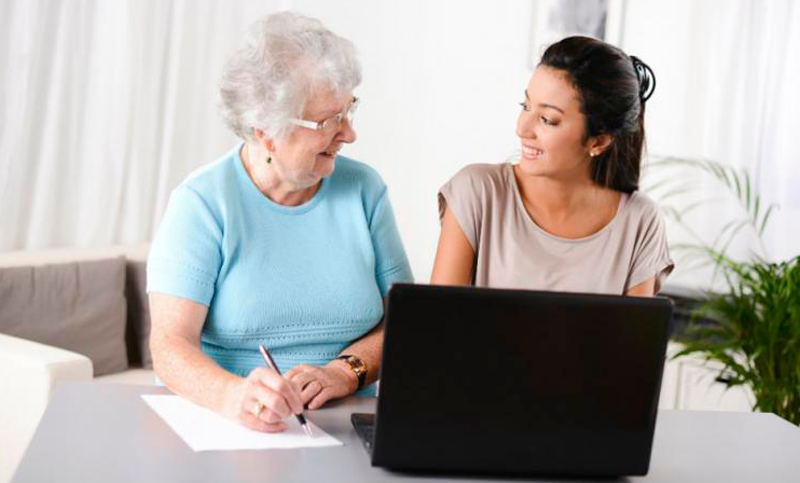 Entre los mayores de 65 años, el 70% no usa internet y el 44% no utiliza el celular
