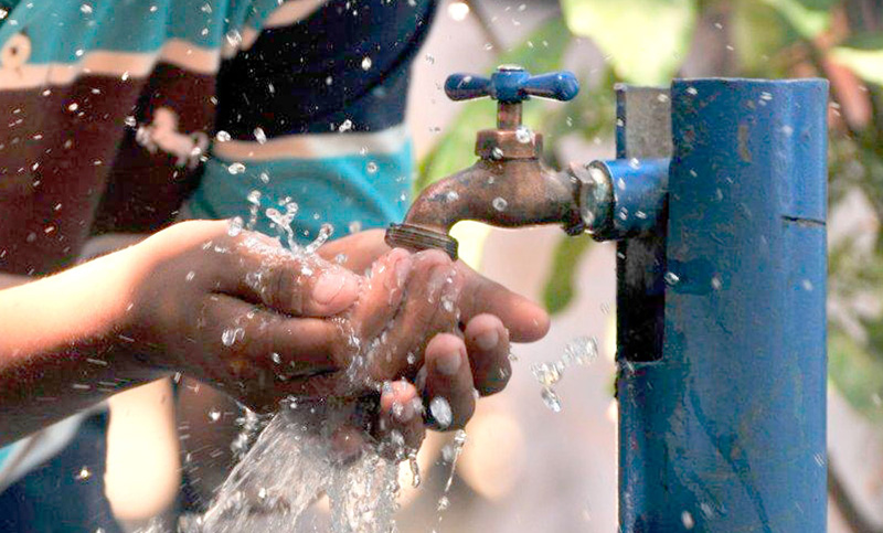 Científicos hallan micropartículas de plástico en agua potable de varios países