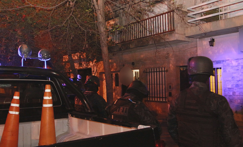 Cuatro detenidos en allanamientos por amenazas de bomba en escuelas