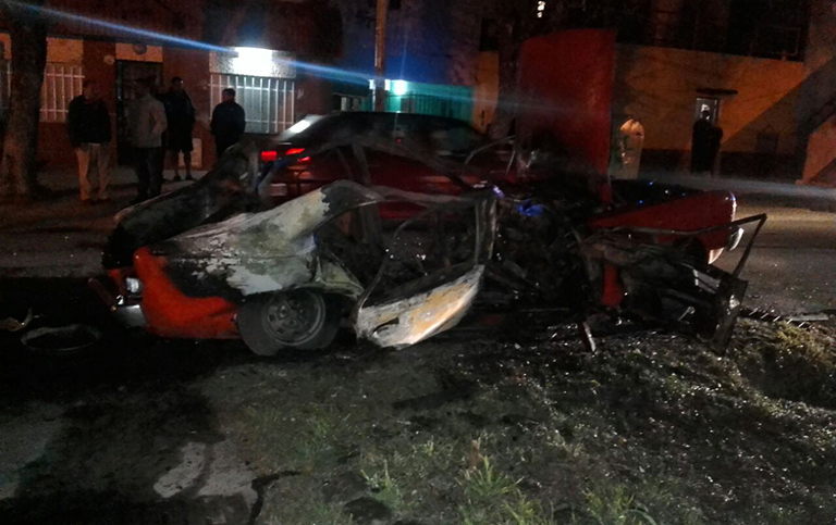 Pánico en zona sur: un auto explotó tras un incendio intencional