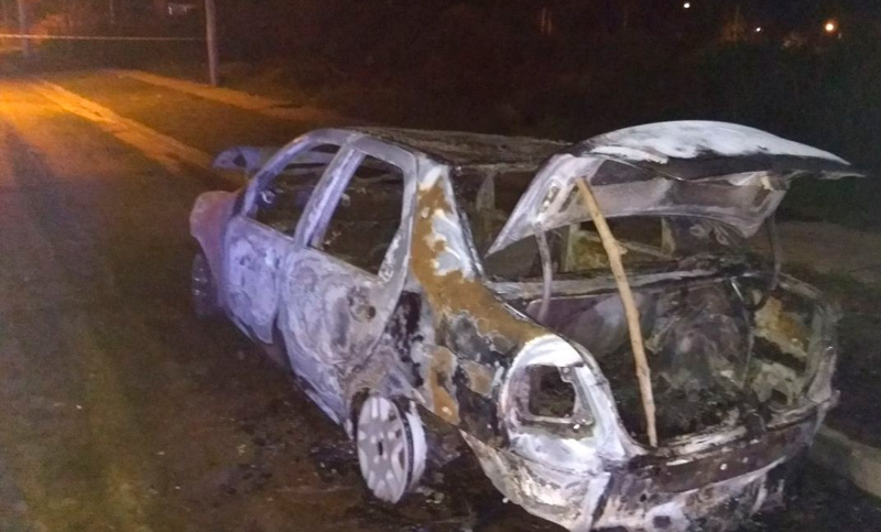 El cuerpo carbonizado hallado en un auto tenía un disparo en la cabeza