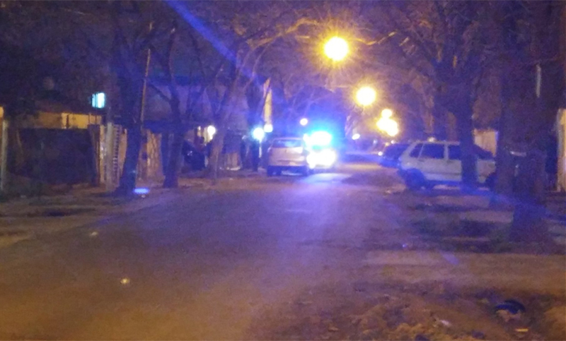 Feroz ataque a balazos a una vivienda y un auto en un confuso episodio