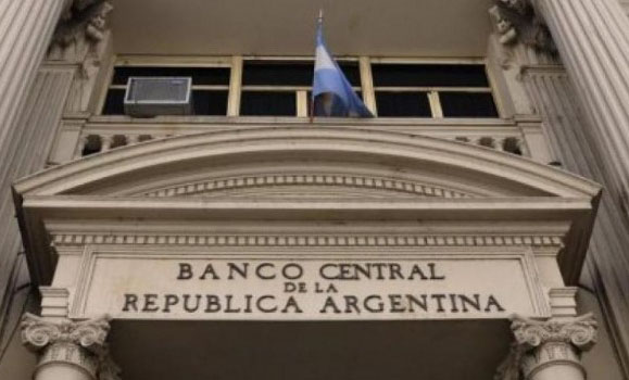 Argentina paga 4,5 veces más intereses de deuda que Chile