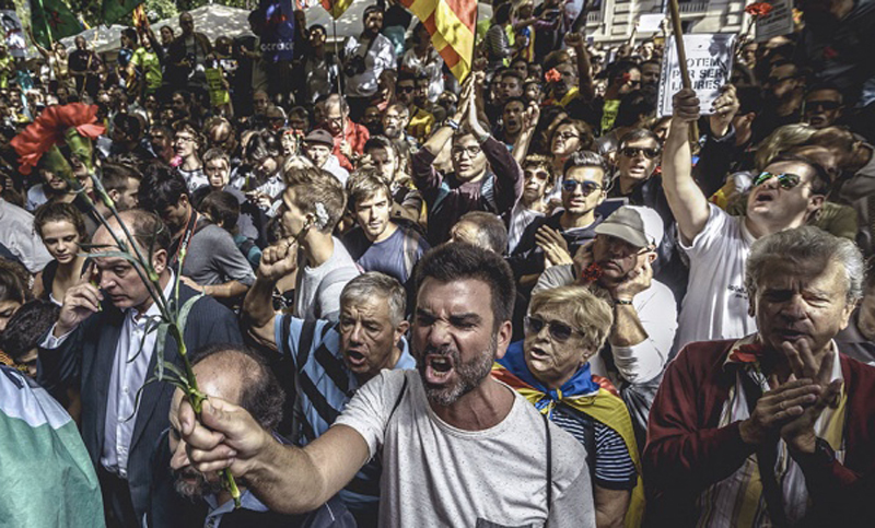 Miles de indepentistas salieron a las calles de Barcelona al grito de «votaremos»