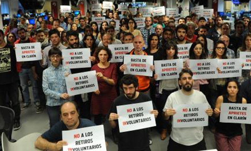 Trabajadores denuncian aprietes y despidos en Clarín