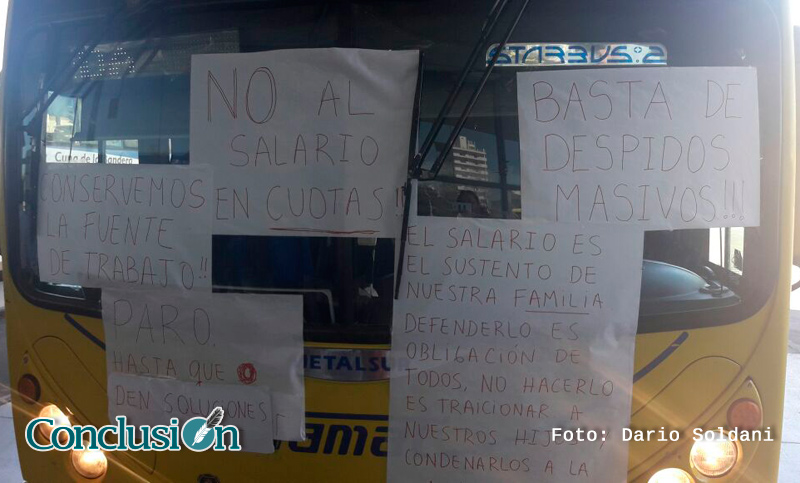 Choferes de empresa de colectivo están de paro: reclaman por despidos