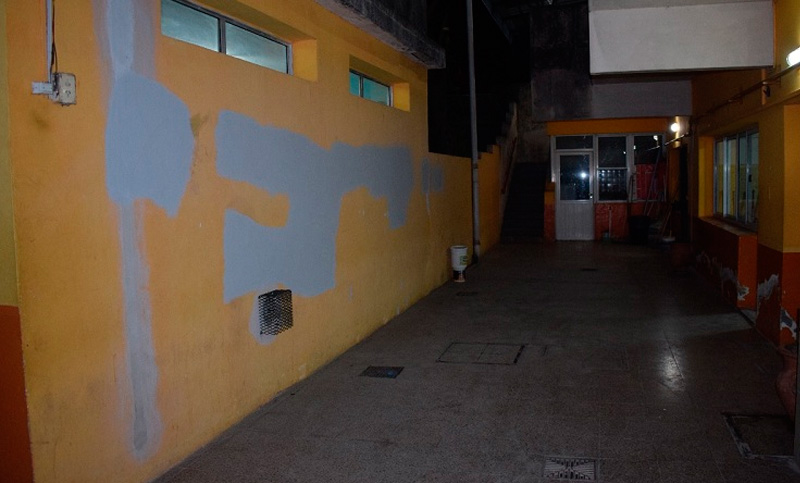 Barricadas y pintadas nazis en una escuela de Pérez