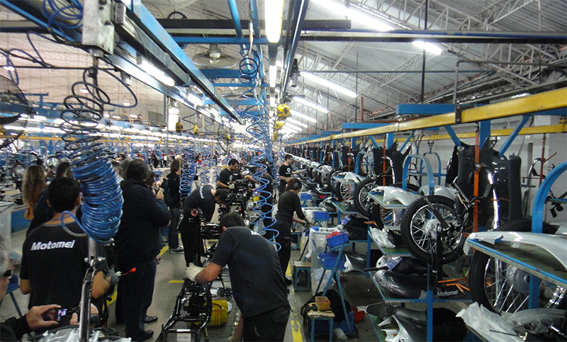 Analizan aumentar provisión de piezas locales en fabricación de motos
