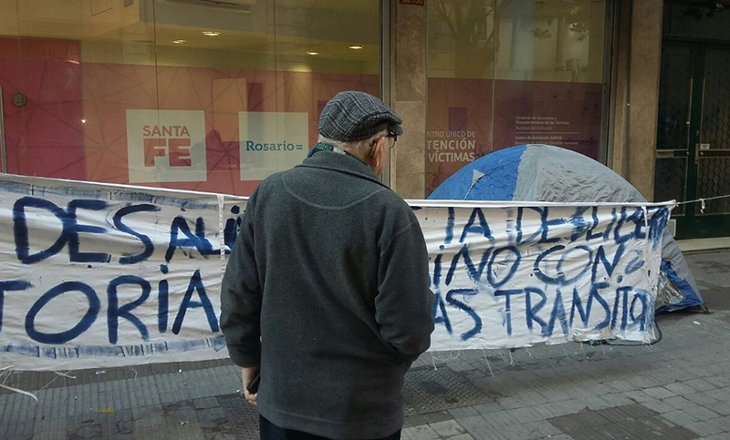 Acampe en la Oficina de Asistencia a la Víctima por incumplimientos en el servicio