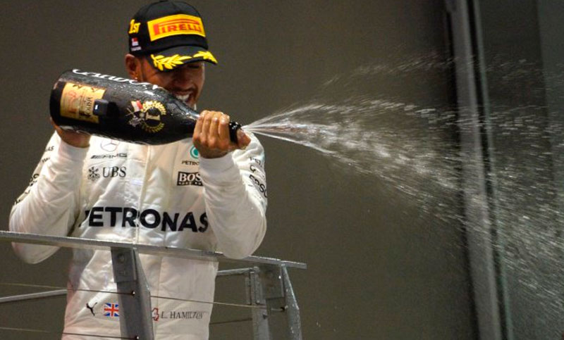Hamilton aprovechó el retiro de Vettel y se consagró en Singapur
