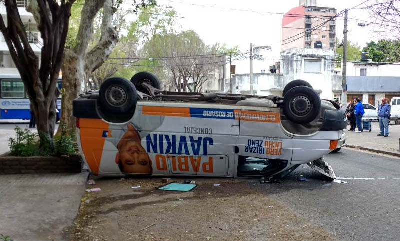 Una camioneta de campaña de Pablo Javkin volcó en barrio Echesortu