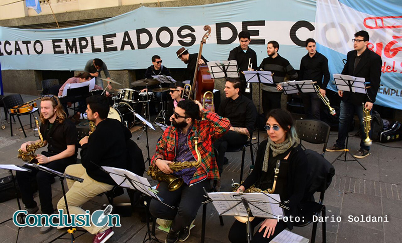La «Swingdicato big band» se presentó esta mañana en la peatonal