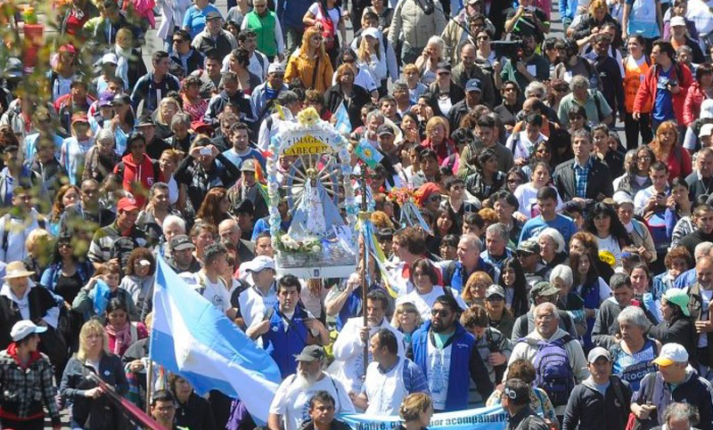 Cientos de jóvenes marchan hacia la Basílica en la Peregrinación a Luján 2017
