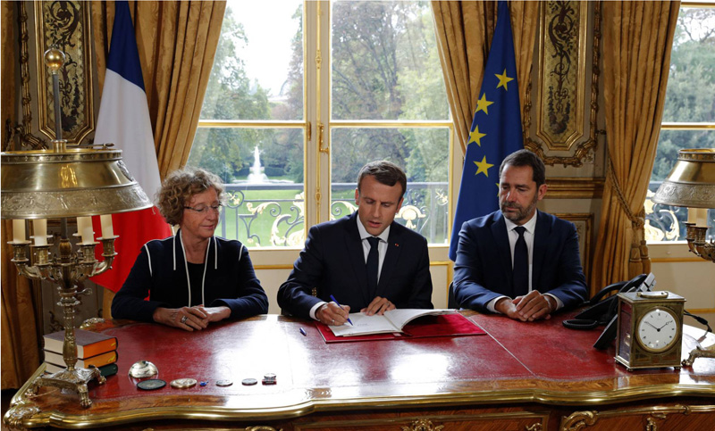 El presidente de Francia firmó la polémica reforma laboral