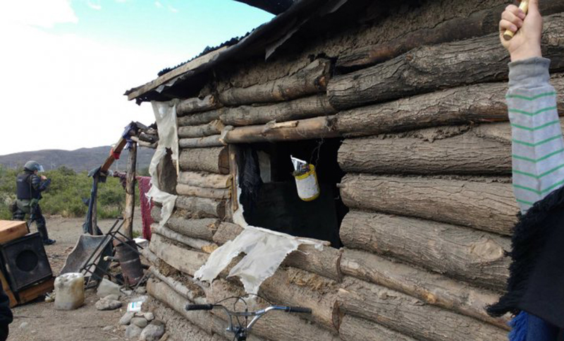 Mapuches denunciaron que les quemaron sus casas tras la toma del juzgado de Esquel