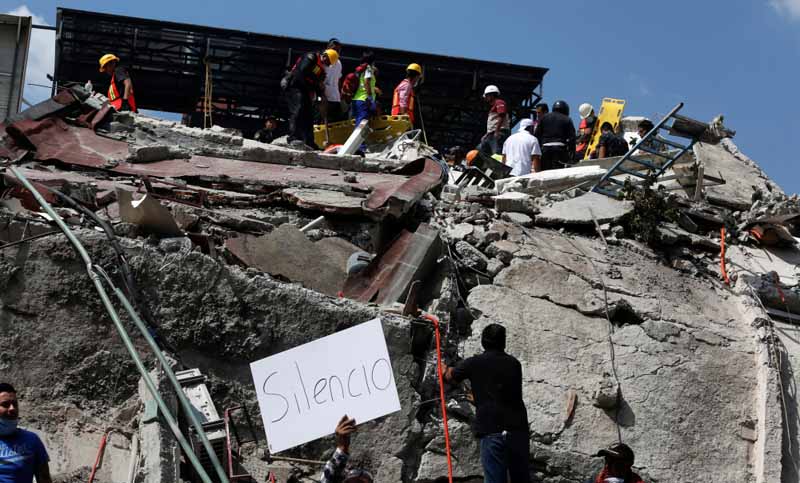 Rescates en México tras terremoto, avanzan lentamente y contra el reloj