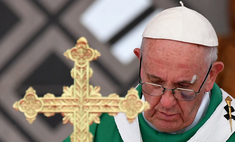 Desde un helicóptero, Francisco bendijo una imagen de la virgen en Colombia