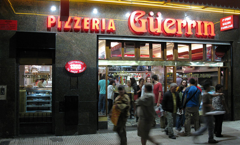 Violento robo comando: le abrocharon la oreja al gerente de tradicional pizzería