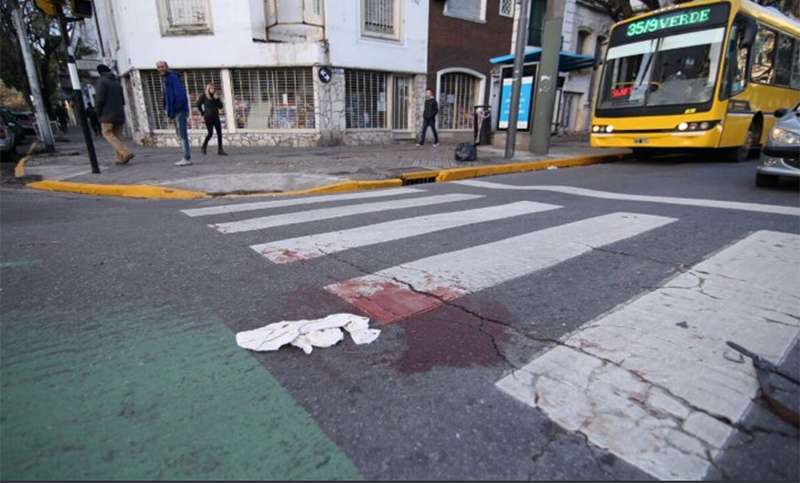 Un joven recibió un balazo en una pierna durante el robo de su auto