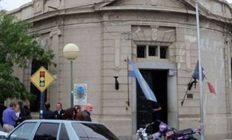 Detienen a un comisario y un subcomisario de la policía de Santa Fe por coimas