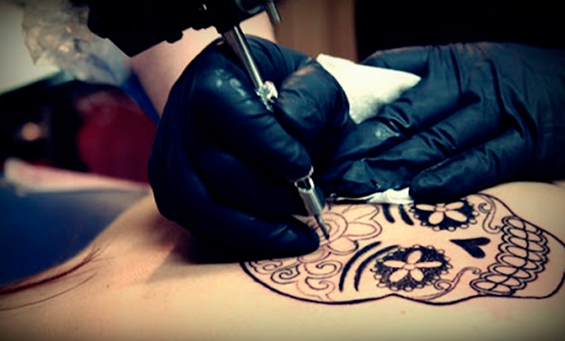 Convención solidaria de tatuajes y artes mixtas en Granadero Baigorria